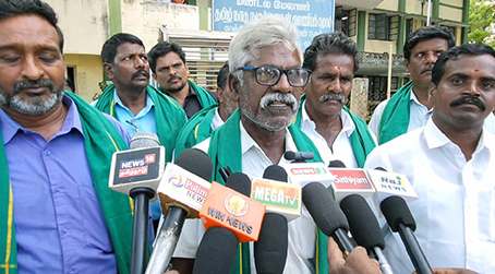 Farmers involved in protest raising slogans in front of Kanchipuram Consumer Goods Trading Corporation Regional Manager's office-p