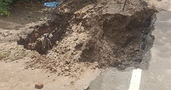 The people living in Kudavasal area are facing danger due to the pothole that has arisen on the roadside-p