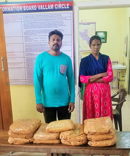 Two persons, including a woman, caught with 25 kg of ganja smuggled from Andhra Pradesh -p (2)