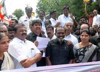 தஞ்சாவூர் தலைமை தபால் நிலையம் முன்பு கண்டன ஆர்ப்பாட்டத்தில் ஈடுப்பட்ட அதிமுகவினர் ….